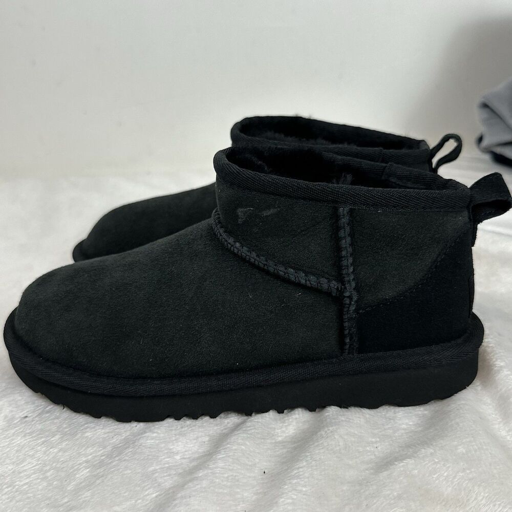 UGG Kids Classic Ultra Mini Boots Black Size 1 Everyday Essential 1130750K